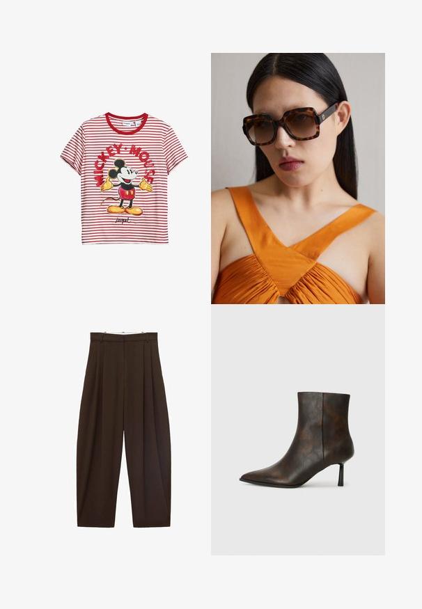 Rot und weiß gestreiftes T-Shirt aus Baumwolle, mit einem Grafikdesign von Mickey Mouse mit gelben Handschuhen, schwarzen Ohren und einer Signatur.; Braune, hoch taillierte Hose mit Falten, aus glattem Stoff. Lässige Passform, gerade Beinform, mit Gürtelschlaufen und Reißverschluss.; Braune Leder-Ankle-Boots mit spitzer Zehe, schlankem Design und dünnem schwarzen Absatz. Texturierte Oberfläche mit einem subtilen Muster.; Braune Schildkrötensonnenbrille im Übergrößenformat mit einem breiten rechteckigen Rahmen und gefärbten Gläsern. Goldfarbenes Logo-Detail an der Seite.