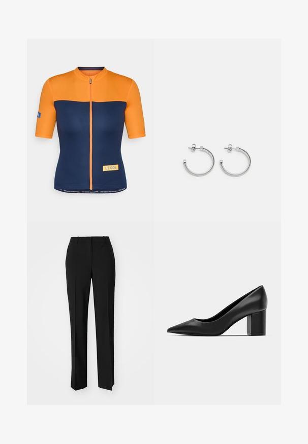 Koszulka do jazdy na rowerze z krótkim rękawem w kolorze pomarańczowym i granatowym, z zamkiem z przodu, akcentami logo oraz kontrastującymi panelami o gładkiej fakturze.; Czarne spodnie o dopasowanym kroju z prostymi nogawkami, o gładkiej fakturze i wyraźnych zagięciach z przodu. Bez widocznych elementów metalowych.; Czarne skórzane szpilki z ostro zakończonym noskiem i masywnym kwadratowym obcasem. Gładka tekstura, prosty design, odpowiednie na formalne okazje.; Srebrne kolczyki w kształcie kół z fakturowanym wzorem przypominającym linę, z płaskim kwadratowym zapięciem, co tworzy minimalistyczny i nowoczesny wygląd.