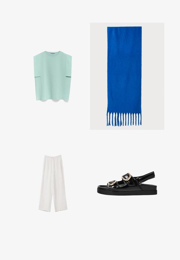 Jasno miętowa bluzka o luźnym kroju, z krótkimi rękawami i bocznymi rozcięciami. Wykonana z miękkiego materiału o gładkiej fakturze i prostym designie.; Białe spodnie o szerokich nogawkach wykonane z lekkiego materiału. Posiadają elastyczny pas z sznurkiem i boczne kieszenie. Gładka tekstura.; Czarne lakierowane sandały z trzema regulowanymi paskami, wyposażone w złote klamry i grubą czarną podeszwę.; Niebieski szalik z frędzlami wykonany z miękkiego materiału; ma jednolity kolor z teksturowaną powierzchnią i równomiernie przyciętymi frędzlami na dole.