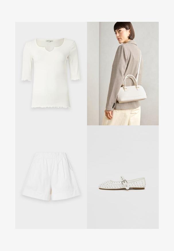 Biela rebrovaná tričko s širokým výstrihom a krátkymi rukávmi, s volánovým lemom. Vyrobené z mäkkého, elastického materiálu.; Biele bavlnené šortky s elastickým pásom, dvoma bočnými vreckami a prehnutými manžetami. Plisovaný dizajn pridáva textúru a rozmer.; Biele ploché topánky s špicatou špičkou, zdobené striebornými cvočkami, majú pracku cez priehlavok a svetlohnedú podrážku.; Biela štruktúrovaná kabelka s krátkymi rúčkami a ramenným popruhom, s zlatými kovovými prvkami a textúrovaným materiálom, vystavená na šedom pozadí.