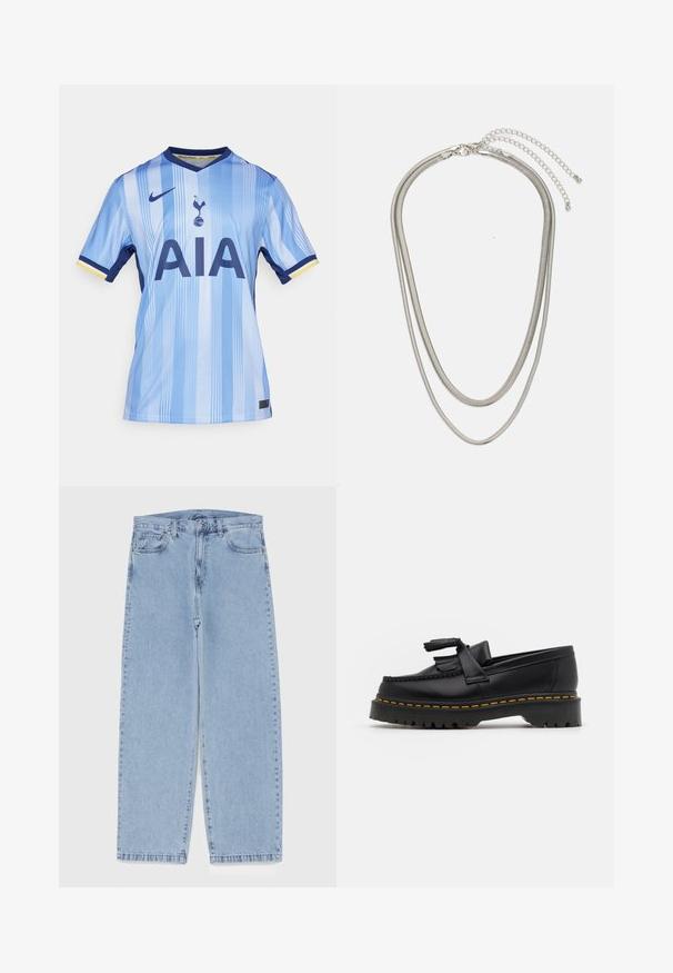 Világoskék futballmezt, sima szövetből készült, függőleges csíkokkal, tengerészkék gallérral és vastag tengerészkék betűkkel írt "AIA" felirattal.; Világoskék farmernadrág egyenes szárú kivitelben, közepes derékkal, öt zsebbel, gombos és cipzáros záródással.; Fekete bőr mokaszin, rojtos díszítéssel, masszív fekete talppal és sárga varrással az élén. Texturált felület.; Háromrétegű ezüstszínű fém nyaklánc, letisztult, rugalmas láncokkal, enyhe fényességgel, homárkapoccsal rögzítve és állítható lánccal.