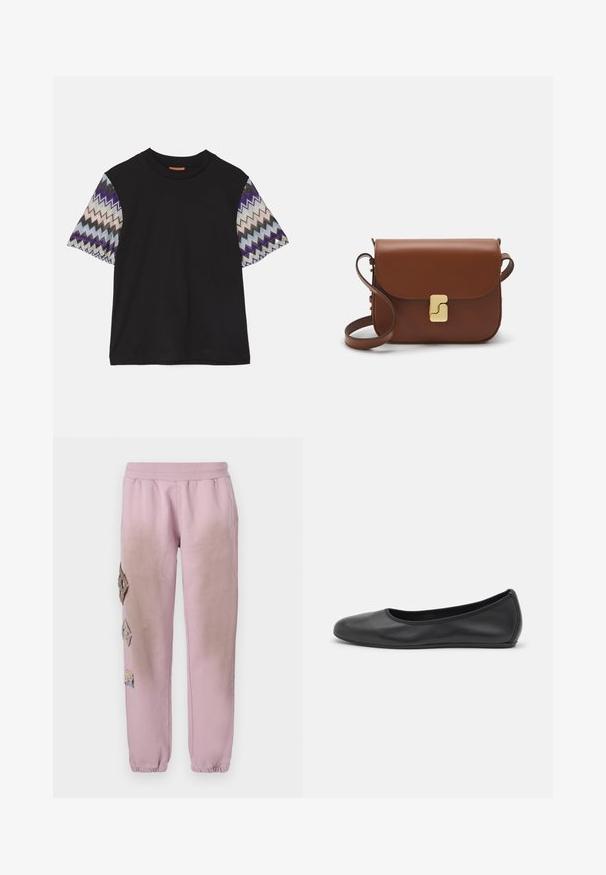 Missoni SHORT SLEEVE - Tricou cu imprimeu - black/blue; Pantaloni de trening roz cu talie elastică, cu petice decorative în formă de diamant pe partea stângă și manșete elastice la glezne.; Balerini din piele neagră, cu vârf rotund, textură netedă, detalii de cusătură minimale și un design al tălpii flexibil.; Geantă de piele maro cu închidere tip capac, accesorii de culoare aurie, curea de umăr și o textură netedă. Formă compactă și rectangulară.