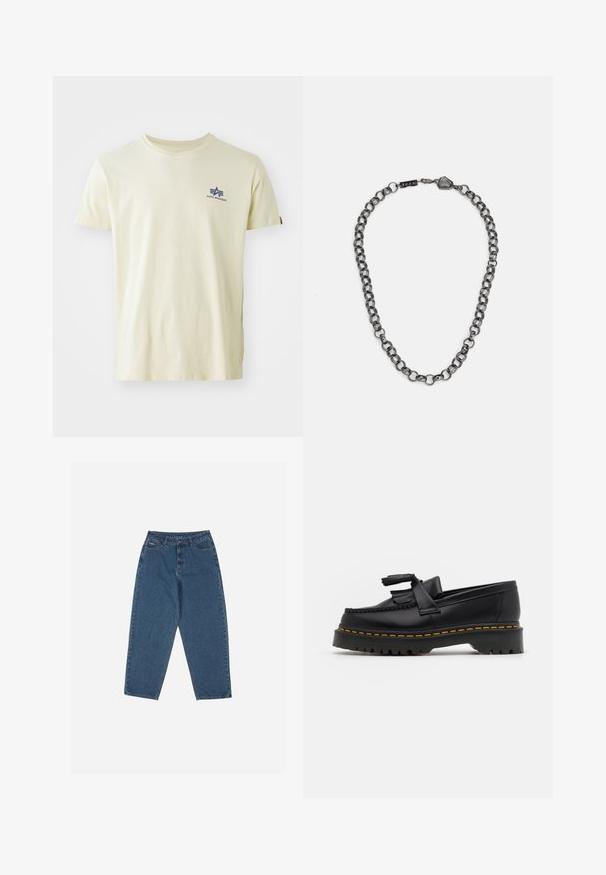 Krém színű pamut póló, bal mellkason kék logóval. Standard kerek nyakkivágás, rövid ujjú, minta vagy díszítés nélkül.; Kék farmernadrág, laza szabással, magas derékkal, öt zsebes kialakítással és varrási díszítésekkel. Gombos és cipzáros záródással rendelkezik.; Fekete bőr mokaszin, rojtos díszítéssel, masszív fekete talppal és sárga varrással az élén. Texturált felület.; Fém lánc nyaklánc, hosszúkás szemekkel, sötét fényfém színben. Geometrikus díszítéssel és márkázott kapoccsal rendelkezik.