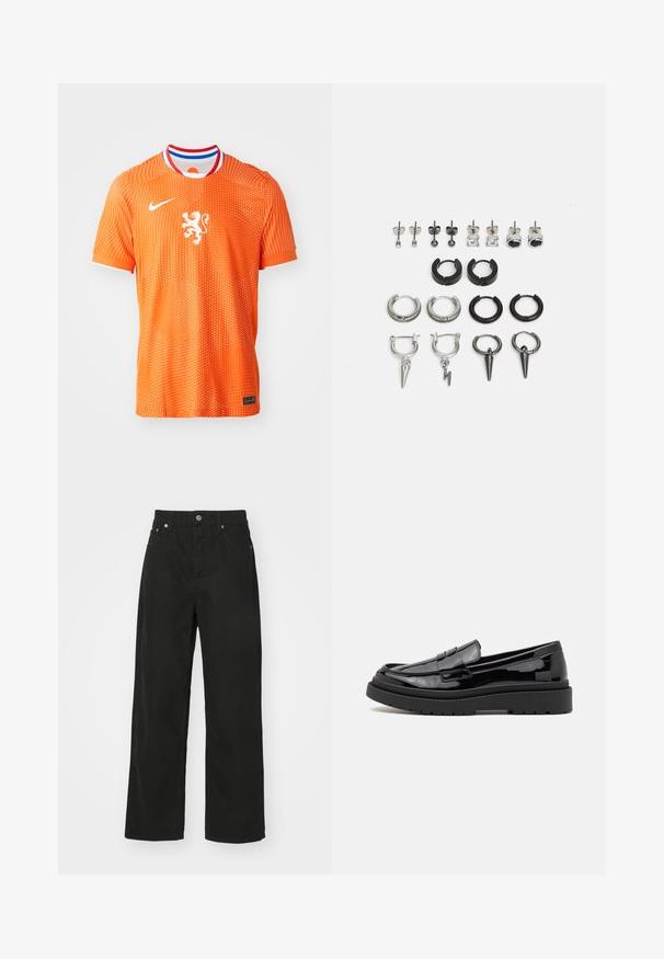 Oranje sportshirt van ademend materiaal met een stippenpatroon, ronde halslijn met rode, witte en blauwe accenten, en een leeuwembleem.; Zwarte denim broek met een rechte pijpdesign, voorzien van vijf zakken, een knoopsluiting en een klassieke tailleband. Glad textuur.; Zwarte gepatineerde leren loafers met een ronde neus, een decoratieve band en een dikke zwarte rubberen zool. Glad glanzend oppervlak met minimale stiksels.; Set van oorbellen met verschillende stijlen: zilveren en zwarte hoepels, studs en oorhangers, met texturen en details zoals spikes en patronen.