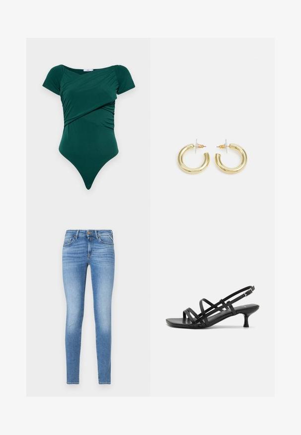 Žalias bodis su trumpomis rankovėmis, surinkta detalė ties liemeniu ir aukštu išpjovimu, pagamintas iš lanksčios, glotnios medžiagos.; Lieknas, šviesiai mėlynas džinsinis kelnes, vidutinio aukščio juosmuo, priekinis mygtukas ir penkių kišenių dizainas.; Juodos aukštakulnės šlepetės su keliais perrištomis juostelėmis. Lygi medžiaga, smailas nosis ir siauras kulnas. Reguliuojama kulkšnies juostelė su sagtimi.; Aukso auskarai su lygiu, blizgiu paviršiumi. Apvalus dizainas su maža užrakto dalimi ir skaidria atrama saugiam nešiojimui.