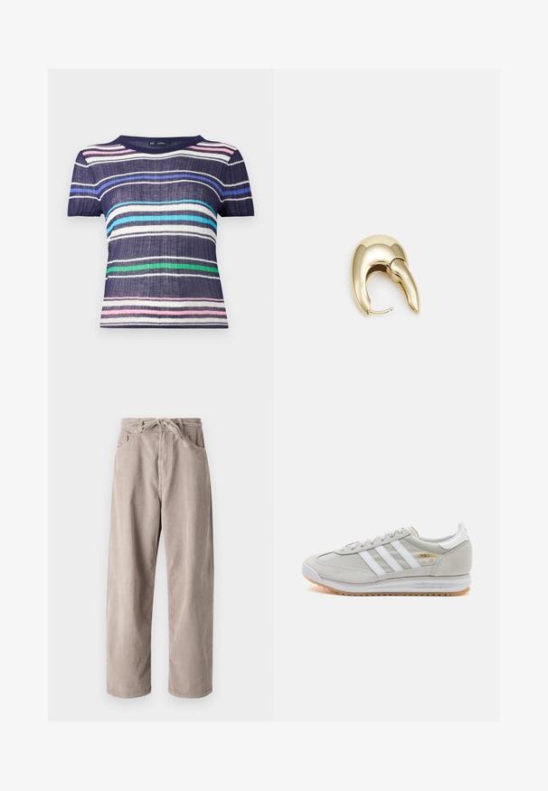 Majica kratkih rukava s tamnoplava podloga i horizontalne pruge u ružičastoj, bijeloj, svijetloplavoj, zelenoj i tamnoplavoj boji. Teksturirani materijal.; Bež ženske hlače od kordura u slobodnom kroju, s elastičnim pojasom, dva prednja džepa i vertikalnom rebrastom teksturom.; Svijetlosivi tenisice od antilopa i mrežice, s tri bijele pruge, okruglim vrhom i gumenom potplatom. Zlatni logo akcent blizu vezica.; Zlatne metalne naušnice s elegantnim, zakrivljenim dizajnom. Imaju karakterističan šiljast oblik, poliranu površinu i zatvaranje na šarku.