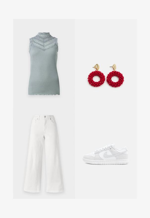 Top bez rukávov s vysokým golierom v svetlosivej rebrovanej tkanine s krajkovým lemovaním, s vlnitým lemem a vrstveným krajkovým vzorom na hrudníku.; Biele široké džínsy z denimu, s vysokým pásom, štyrmi vreckami a surovým lemom na spodnej časti pre textúru.; Biele tenisky Nike s kombináciou textúrovanej kože a semišu, s nízkym strihom, okrúhlou špičkou a vzorovanou gumenou podrážkou.; Červené korálkové kruhové náušnice s textúrovaným povrchom a zlatým postranným zapínaním. Kruhový tvar s otvoreným stredom a zaoblenými detailmi z korálok.