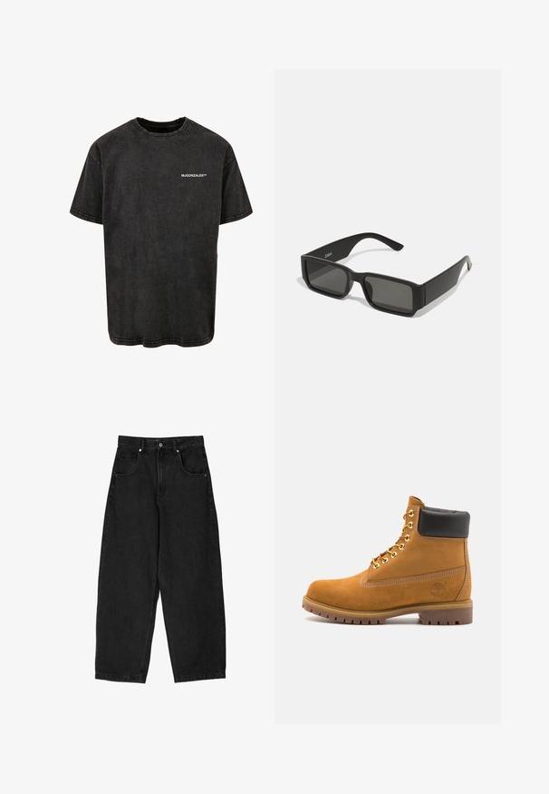 Zwarte katoenen t-shirt met ronde hals, korte mouwen en een vintage uitstraling, voorzien van een witte bedrukte logo op de voorkant.; Zwarte denim pijpenbroeken met een hoge taille, voorzien van vijf zakken, een ritssluiting en een metalen knoopsluiting. Zachte textuur, minimale details.; Tan suède enkelboot met zwart gevoerd kraagje, gouden metalen oogjes, witte stikdetails en een robuuste rubberen zool met uitgesproken profiel.; Zwarte zonnebril met rechthoekige lenzen, matte plastic montuur en rechte randen. Bevat het merkteken op de binnenarm.