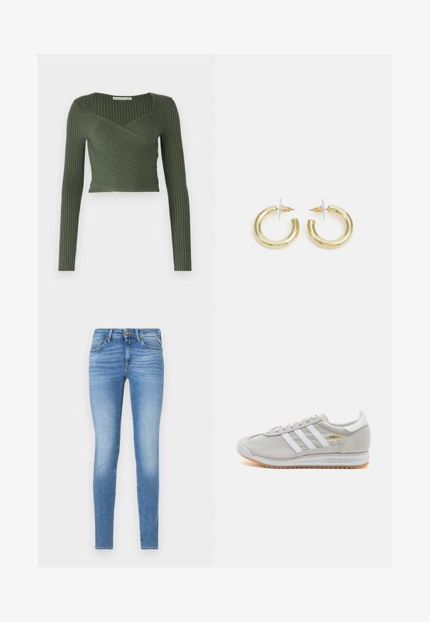 Olijfgroen geribbeld langemouwen top met een wikkeldesign en vierkante halslijn, met horizontale ribbels en een cropped pasvorm.; Slim-fit lichtblauwe spijkerbroeken met een middelhoge taille, vooraan met knoopsluiting en een vijf-pocket ontwerp.; Lichtgrijze sneaker van suede en mesh, met drie witte strepen, ronde neus en een gumrubberen zool. Gouden logo-accent bij de veters.; Gouden creolen met een gladde, glanzende afwerking. Circulaire vormgeving met een kleine post en een doorzichtige achterkant voor een veilige draagervaring.