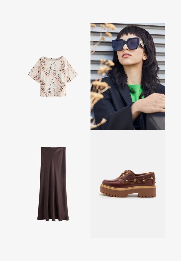 Kurzärmliges Oberteil in hellen Pastelltönen, mit einem Leopardenmuster in Schwarz und Braun. Weicher Stoff, lockere Passform und weiter Ausschnitt.; Brauner, bodenlanger Rock aus glattem, leichtem Stoff. Hat ein schlichtes, fließendes Design ohne sichtbare Muster oder Akzente.; Braune Lederbootsschuhe mit einer massiven braunen Gummisohle, goldenen Ösen und kontrastierenden Nähten. Mit einem Logo an der Seite.; Übergroße schwarze Sonnenbrille mit dickem Rahmen und goldenen Akzenten, getragen mit einem schwarzen Blazer und einem leuchtend grünen Hemd, vor einem horizontalen Hintergrund.