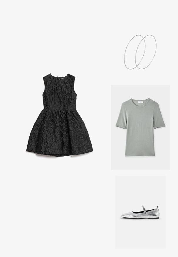 Tričko s krátkým rukávem a kulatým výstřihem v světle šedé barvě, vyrobené z měkké tkaniny s hladkou texturou a jemným prošitím na rukávech a výstřihu.; Černé bezramínkové šaty s texturovaným květinovým vzorem, přiléhavým korzetem a rozšířenou sukní. Viditelné švy a zavírání na zádech.; Stříbrné metalické baleríny s špičatou špičkou, kotníkovým řemínkem s nastavitelnou sponou, texturovaným povrchem a minimální černou podrážkou.; Stříbrné kruhové náušnice s minimalistickým designem. Kruh, hladký povrch a tenký profil. Lehká konstrukce s lesklým povrchem.