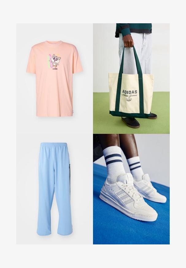 Gaiši rozā kokvilnas T-krekls ar rotaļīgu multfilmu varoņu attēlu, apaļu kakla izgriezumu un īsām piedurknēm. Nav ievērojamu rakstu vai furnitūras.; Gaiši zili sporta bikses, izgatavotas no gludas auduma, ar elastīgu jostu un kontrastējošām melnām sānu svītrām.; Baltas ādas sneakeri ar perforētiem akcentiem, trim metāliskiem svītrām un strukturētu sānu paneļu. Valkāti ar baltiem zeķēm, uz kurām ir zilas svītras.; Persona tur beige Adidas somu maisiņu ar tumši zaļām rokturiem, ģērbusies gaiši pelēkos biksēs un melnās sporta apavās uz zaļa grīdas.