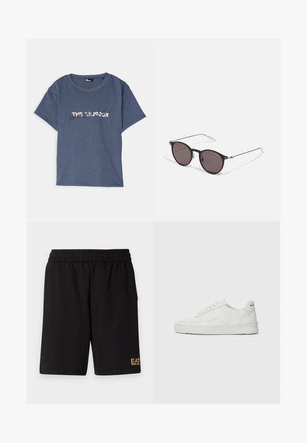 Blå kortärmad bomullströja med rund halsringning, prydd med vit och svart textgrafik över framsidan i en avslappnad stil.; Svarta träningsshorts i mjukt tyg, med ett elastiskt midjeband och en liten gul EA7-logotyp på nedre vänstra benet.; Vita lädersneakers med en jämn yta, rund tå, platta snörningar och en strukturerad sula. Har en diskret logotyp på hälen.; Svarta runda solglasögon med mörka linser och smala metallarmar. Inkluderar klara tempeltips och silverdetaljer vid gångjärnet. Minimalistisk design.