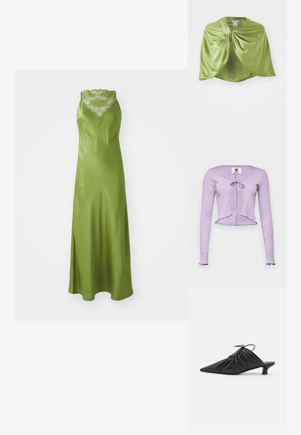 Svetlo lila rebrasta bluzica z dolgimi rokavi in V-izrezom, sprednjim vezanjem in nabranim robom ter manšetami, poudarjenimi s temno modrim trakom.; Zelena satenska obleka z robom iz čipke, brez rokavov in tekočim A-linijskim silhuetom ter stranskim razporkom.; Črne usnjene sprednje mule s koničastim nosom, zgrčenim teksturiranim dizajnom in majhno mačjo peto. Imajo detajl s vezalko na odprtju.; Zelen plašč iz satena z draperijskim sprednjim delom, zbran v središču, gladka tekstura, kratka dolžina in okrogel izrez.; Črna usnjena ročna torba z detajli fringa, zlatim verigo za rame in izrezanim ročajem. Na sprednji strani je nameščen logotip.
