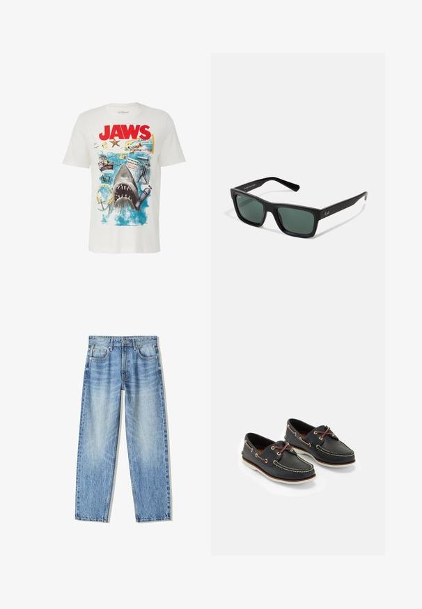 Weißes Baumwoll-T-Shirt mit einem grafischen Design eines Hais und Strandelementen. Der Text "JAWS" in kräftigem Rot, umgeben von bunten Bildern und Akzenten.; Helle blaue Denim-Jeans mit lockerem Schnitt, geradem Bein-Design, fünf Taschen und verblasster Textur. Enthält einen Frontknopf- und Reißverschluss.; Marineblaue Lederbootsschuhe mit gelbem Nähen, roten Schnürsenkeln und silbernen Ösen; runde Zehenform; weiße Gummisohle.; Schwarze rechteckige Sonnenbrille mit grünem Glas, mattem Finish, geraden Bügeln und dem Ray-Ban-Logo an der Seite.
