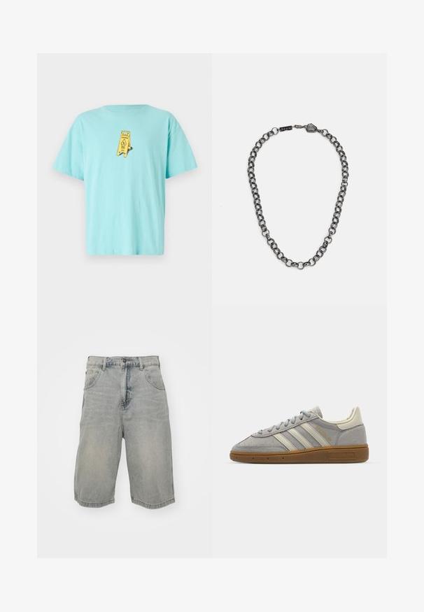 Helles blaues Baumwoll-T-Shirt mit einem gelben "Vorsicht"-Schild-Design auf der Vorderseite. Lockerer Schnitt mit kurzen Ärmeln und rundem Ausschnitt.; Helle blaue Denim-Shorts mit lässiger Passform, die fünf Taschen, Gürtelschlaufen und eine verblasste Textur aufweisen. Der Saum ist gerollt und genäht.; Graue Wildledersneaker mit hellgrauen Lederstreifen und einer Sohle aus Gummi. Zu den Merkmalen gehören eine Schnürung und dezente Markenkennzeichnung auf der Zunge.; Metallkettengesicht mit verlängerten Gliedern in einer dunklen Graphitfarbe. Enthält ein geometrisches Akzent- und Verschlussdetail mit Markenlogo.