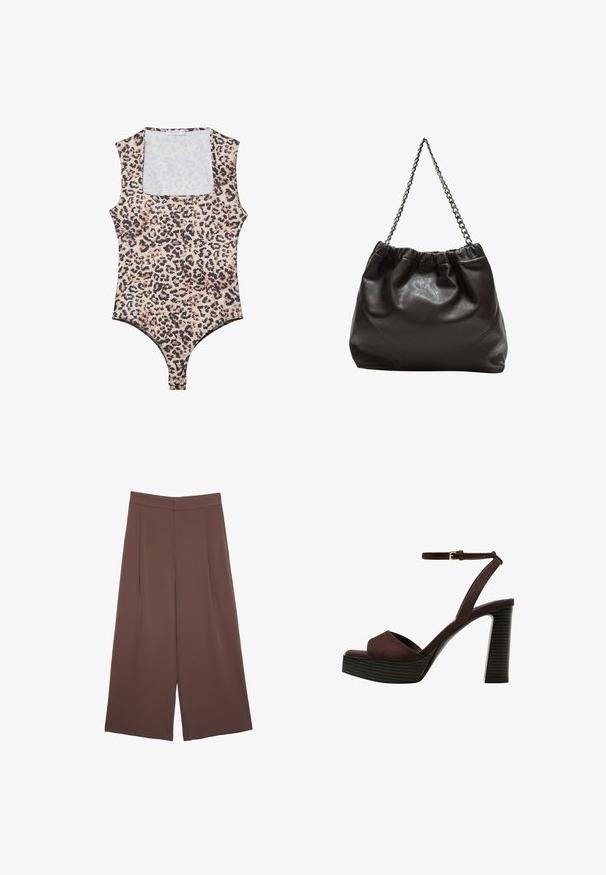 Body leopardato con scollo rotondo, senza maniche, realizzato in tessuto morbido e dotato di chiusura a scatto nella parte inferiore. La palette di colori include beige e nero.; Pantaloni ampi marroni con una texture liscia, caratterizzati da una vita alta e pieghe frontali. Il tessuto è leggero e scorre liberamente.; Sandal in camoscio marrone con tacco alto, punta aperta, cinturino alla caviglia regolabile e suola a piattaforma striata.; Borsa in pelle marrone con parte superiore arricciata e tracolla a catena. Texture liscia con finitura lucida e dettagli di cucitura sottili sui lati.
