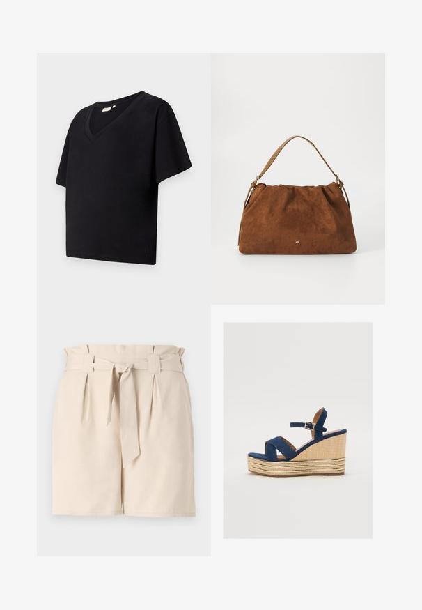 Černé bavlněné tričko s véčkovým výstřihem, krátkými rukávy a volným střihem. Obsahuje malé logo značky u spodního lemu.; Beige přizpůsobené kraťasy z lehkého materiálu, s páskem v pase, s detaily záhybů a rovného střihu.; Námořnické modré sandály na vyšším podpatku s kříženými pásky, texturovanou platformou z přírodních vláken a zlatým metalickým akcentem na spodní části.; Hnědá semišová kabelka se skládáním, s jedním světlým koženým popruhem a decentním zlatým logem na přední straně.