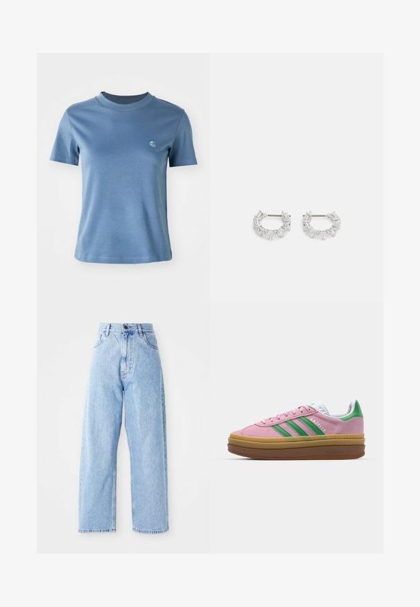 Lyseblåt kortærmet T-shirt med rund hals og lille hvidt logo på venstre bryst mod en ensfarvet hvid baggrund.; Højhalset lysblå denimjeans med lige vide ben, frontknap, lynlås lukning samt front- og baglommer.; Lyserøde ruskindsneakers med grønne striber, hvide accenter og en brun gummisål. Har tekstureret stof og logodetaljer på siden.; Sølvøreringe med hoop-design, der har rektangulære og trekantede klare krystaller arrangeret i et cirkulært mønster med en central post til fastgørelse.