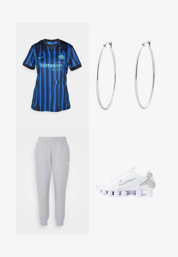 Juodos ir mėlynos juostelės futbolo marškiniai su apvaliu kaklu. Ant krūtinės yra šviesiai mėlynas "betsson.sport" logotipas ir suapvalinta komandos emblema.; Šviesiai pilkos sportinės kelnės su raišteliais liemeniui, siaurėjančiomis kojomis ir maža balta logotipu kairiajame šlaunyje. Pagamintos iš minkštos, tekstūrizuotos medžiagos.; Balti sportiniai batai su tinkline viršutine dalimi, sidabro akcentais ir unikaliu spiraliniu padu. Yra paminkštinta apykaklė ir raištelių užsegimas, kad būtų patogu.; Sidabriniai auskarai žiedai su lygiu, poliruotu paviršiumi ir plonu, apvaliu formatu. Dizainas turi saugų užsegimą.