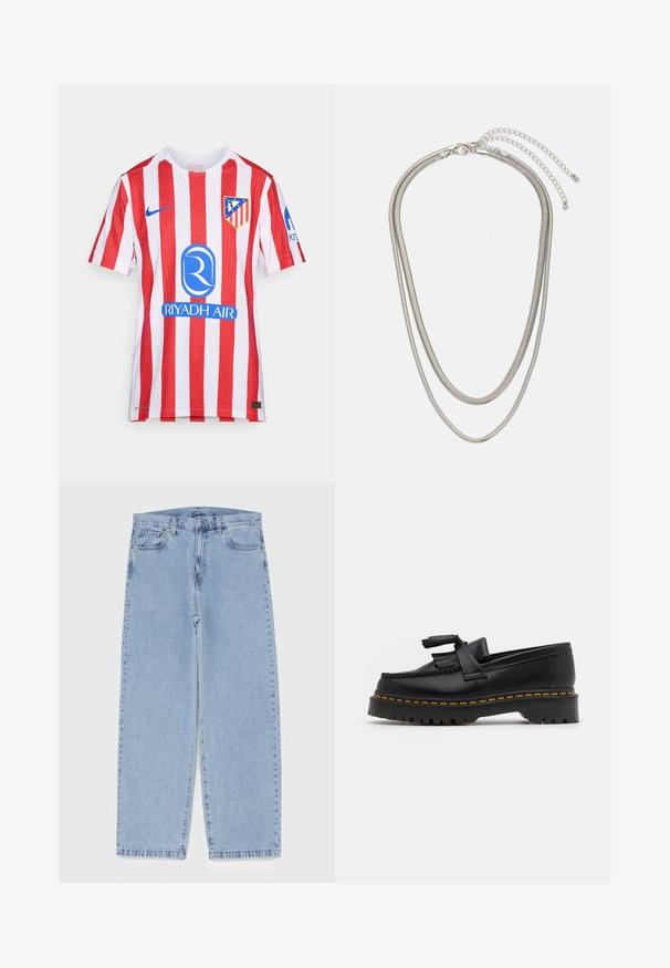 Maglietta da calcio a righe rosse e bianche realizzata in tessuto traspirante. Presenta il logo Nike, il simbolo della squadra e il logo blu dello sponsor sul davanti.; Jeans in denim azzurro chiaro con design a gamba dritta, caratterizzati da una vita media, cinque tasche e chiusura con bottone e zip.; Mocassino in pelle nera con un'accento a frange, dotato di una suola nera spessa e cuciture gialle lungo il bordo. Finitura testurizzata.; Collana in metallo argentato a tre strati caratterizzata da catene sottili e flessibili con una leggera lucentezza, fissata con un gancio a molla e una catena regolabile.