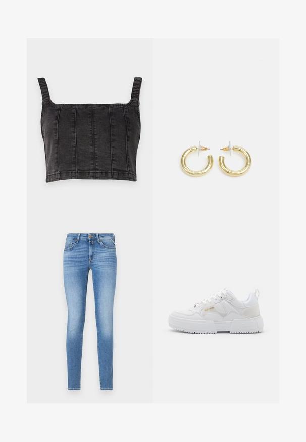 Črn denim top s širokimi naramnicami, ki ima navpične šive in strukturirano prileganje. Gladka tekstura z rahlo bledim zaključkom.; Tanjši modri jeans z višjim pasom, sprednjim gumbom in petimi žepi.; Bele športne copate z masivnim dizajnom, ki vključujejo usnje in sintetične materiale, teksturirane detajle, vezalke ter izstopajoči logotip v zlati barvi.; Zlate uhane v obliki obročkov z gladko, sijočo površino. Krožna zasnova s majhnim nosilcem in prozornim podplatom za varno nošenje.