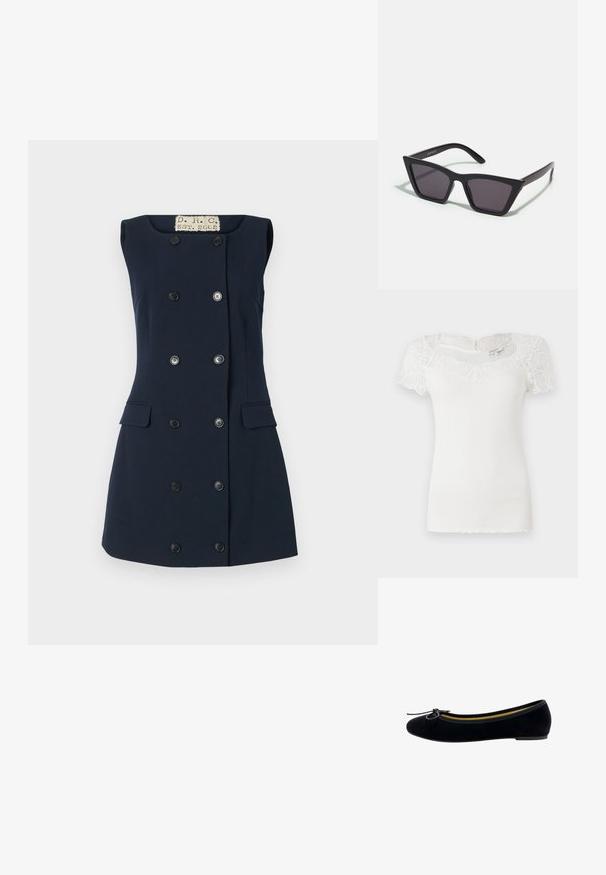 Weißes geripptes Oberteil mit kurzen Spitzenärmeln und einem gewellten Ausschnitt. Der Stoff hat eine glatte Textur und eine taillierte Silhouette.; Marineblaues ärmelloses Kleid mit tailliertem Schnitt, doppelter Knopfleiste, zwei Fronttaschen und einem flachen Kragen für eine strukturierte Silhouette.; Schwarze Samt-Ballerinas mit runder Zehenpartie, einer kleinen Schleifenapplikation auf der Vorderseite und einem kontrastierenden gelben Innenfutter.; Schwarze, eckige Sonnenbrille mit grauen Gläsern; aus Kunststoff gefertigt, mit dicken Bügeln, die eine glatte Oberfläche und keine sichtbaren Beschläge haben.; Schwarze Lederhandtasche in runder Form, mit einem einzelnen oberen Griff und goldenen Hardware-Akzenten. Verfügt über einen Reißverschluss und dezente Markenkennzeichnung.