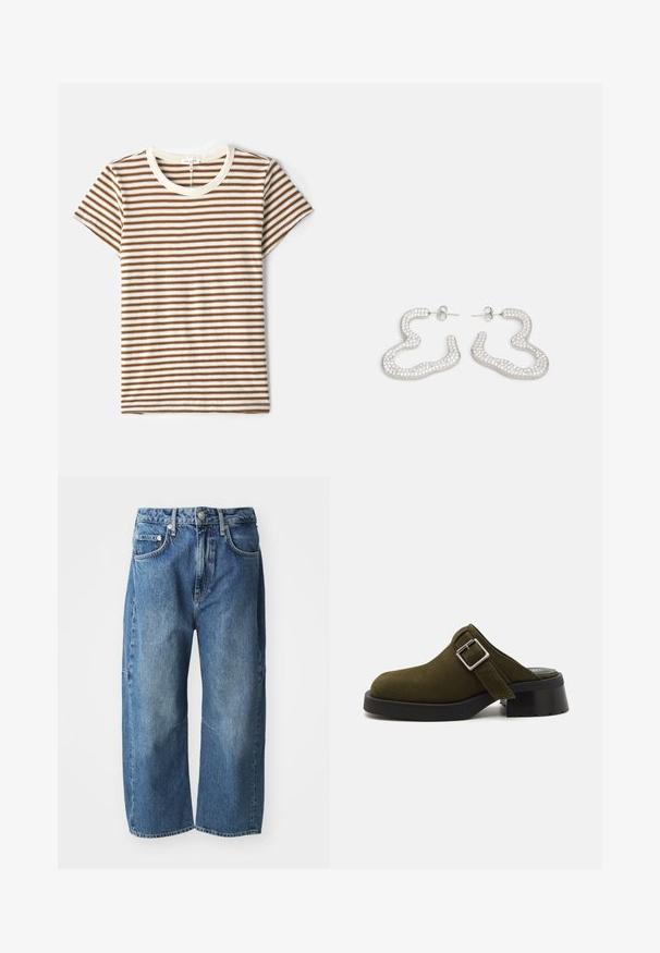Stribet t-shirt med brune og hvide vandrette striber, korte ærmer og en cremefarvet rund halsudskæring i en blød, struktureret stof.; Blå denimjeans med en løs, bred ben-design, der har forlommer, en knap- og lynlåslukning og subtilt slid ved knæene.; Olivengrøn ruskinds mule med en lav, chunky sort hæl. Har en sidestraps med en sølvspænde til justering. Glat tekstur hele vejen rundt.; Sølvfarvede øreringe med et bølget, abstrakt design prydet med små, funklende krystaller. Sikret med en studs baglukning.