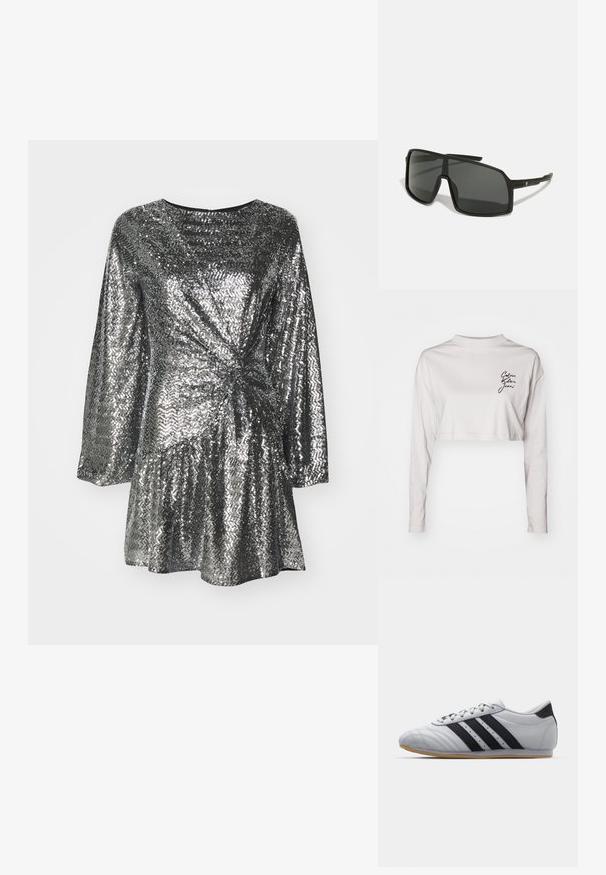 Gekürztes Langarmshirt aus hellgrauer Baumwolle mit hohem Kragen und schwarzem "Calvin Klein Jeans"-Logo auf der linken Brust.; Silberner Pailletten-Kleid mit langen Ärmeln, das ein gedrehtes Frontdesign und einen ausgestellten Rock aufweist. Glatte Textur mit reflektierender Oberfläche.; Graue Sportschuhe mit einer glatten Lederoberfläche, ausgestattet mit drei schwarzen Streifen, einer abgerundeten Zehenpartie und einer Sohle aus Gummi.; Schwarze Sonnenbrille mit einem großen, eckigen Rahmen, dunklen Gläsern und dünnen, eleganten Bügeln, die auf einer Seite ein kleines Logo tragen.; Silberne Creolen mit einem polierten Finish, die ein kreisförmiges Design und nahtlose Scharniere aufweisen und eine glatte Textur präsentieren.