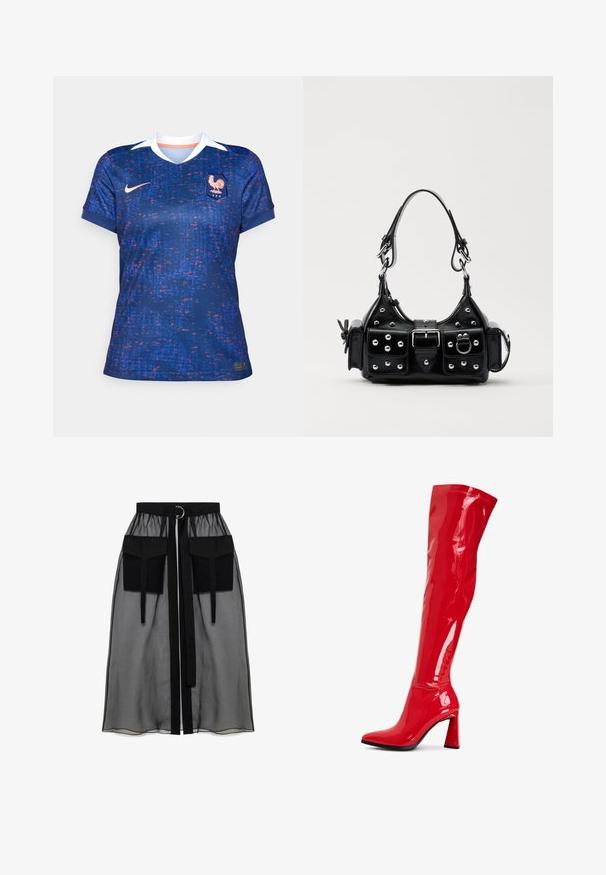 Tricou de fotbal Nike pentru femei, de culoare albastră cu un model pixelat în roșu și mov, cu mâneci scurte, de tip V, guler alb, cu stema și logo-ul pe față.; Fustă neagră transparentă cu un talie plisată, având două buzunare mari în față, un cordon pentru talie și un accent metalic circular.; Cizmă din piele patent roșie, până la genunchi, cu vârf ascuțit și toc masiv îndrăzneț. Prezintă un finisaj lucios și detalii cu cusături de-a lungul șanțului.; Geantă de piele neagră cu un design curbat, dotată cu studuri argintii, o cataramă și două buzunare laterale. Curea ajustabilă pentru opțiuni de transport.