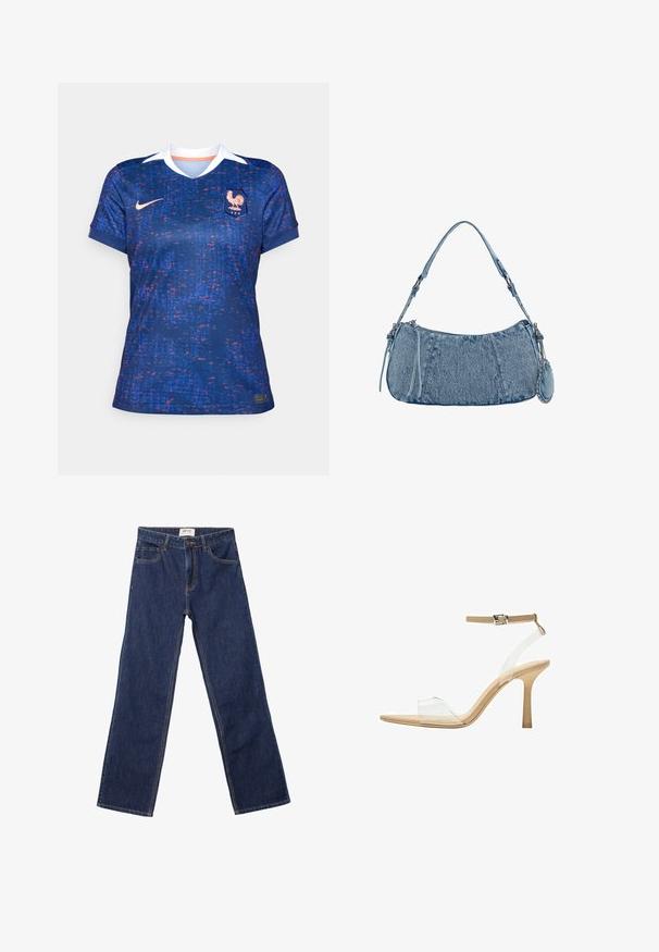 Dámský fotbalový dres Nike, modrý s pixelovaným vzorem v červené a fialové barvě, krátké rukávy, výstřih do V, bílý límec, s erbem a logem na přední straně.; Tmavě modré džíny rovného střihu s předními kapsami, poutky na opasek a zapínáním na knoflík.; Průhledná sandálová obuv s průhledným svrškem, béžovou stélkou a štíhlým páskem kolem kotníku. Má špičatou špičku a tenký vysoký podpatek.; Džínová kabelka s zakřiveným tvarem, světle modré barvy, nastavitelným ramenním popruhem a malou odnímatelnou kapsičkou s metalickými akcenty.