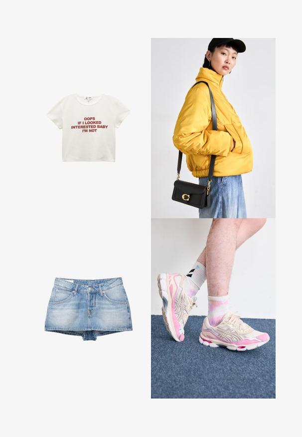 Biały skrócony t-shirt wykonany z bawełny. Zawiera czerwony napis: "OOPS IF I LOOKED INTERESTED BABY I'M NOT." Krótkie rękawy i okrągły dekolt.; Szorty dżinsowe w jasnoniebieskim kolorze z wyblakłym wykończeniem. Posiadają pięć kieszeni oraz zapięcie na guzik z przodu. Klasyczny krój z prostym dołem.; Beżowe i różowe sportowe sneakersy z srebrnymi akcentami, siateczkowymi nakładkami i grubą podeszwą. Noszone z kolorowymi skarpetkami tie-dye.; Żółta pikowana kurtka z wysokim kołnierzem i przednią kieszenią, połączona z czarną torbą na ramię z złotymi akcentami. Luźne dżinsowe spodnie.