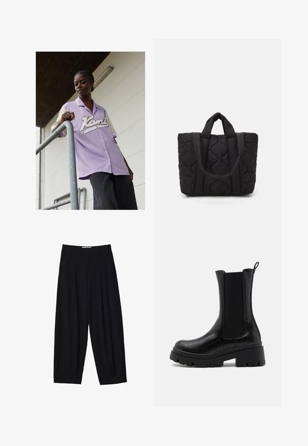 Fialová košile s krátkým rukávem a krémovým límcem, na přední straně s velkým bílým kurzivním logem. Model stojí proti kovovému zábradlí.; Černé široké kalhoty vyrobené z lehké tkaniny, s předními sklady, klasickým pasem a bočními kapsami. Hladký povrch.; Černé kotníkové boty s texturovaným kroko-embosovaným povrchem, elastickými bočními panely a masivní černou podrážkou pro zvýšenou přilnavost a stabilitu.; Černá prošívaná taška s dvěma pevným uchy, která se vyznačuje texturovanou látkou s diamantovým vzorem pro odolnost a styl.