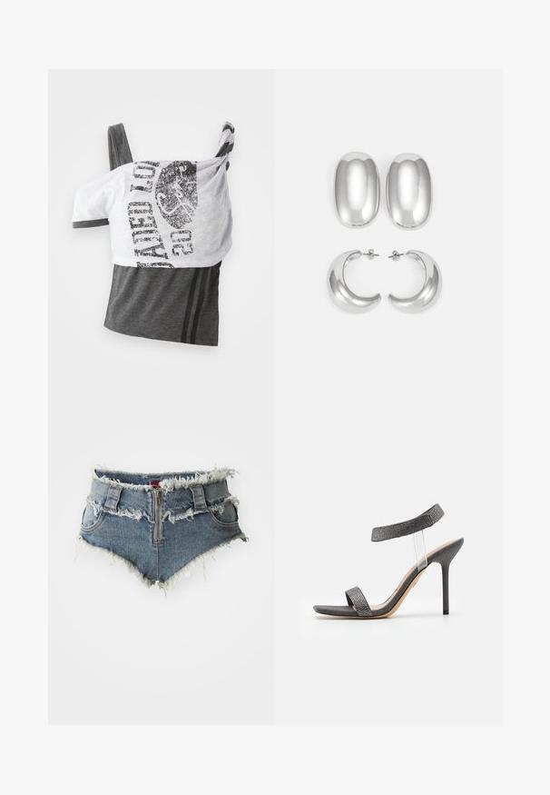 Grå och vit linne med grafiskt tryck, asymmetrisk design, mjukt material och tunna axelband. Två horisontella ränder på den grå sektionen.; Jeansshorts med fransad fåll, hög midja, dragkedja fram och två framfickor. Materialet är en blekt blå denim med slitna detaljer.; Svart klack sandalett med en transparent rem, texturerad ovandel och smal stiletthäl. Har ett brett framband och glittriga accenter.; Silverfärgade örhängen set: två ovala stift och två halvmåneformade hoops, med en glänsande, slät finish och en rundad design.