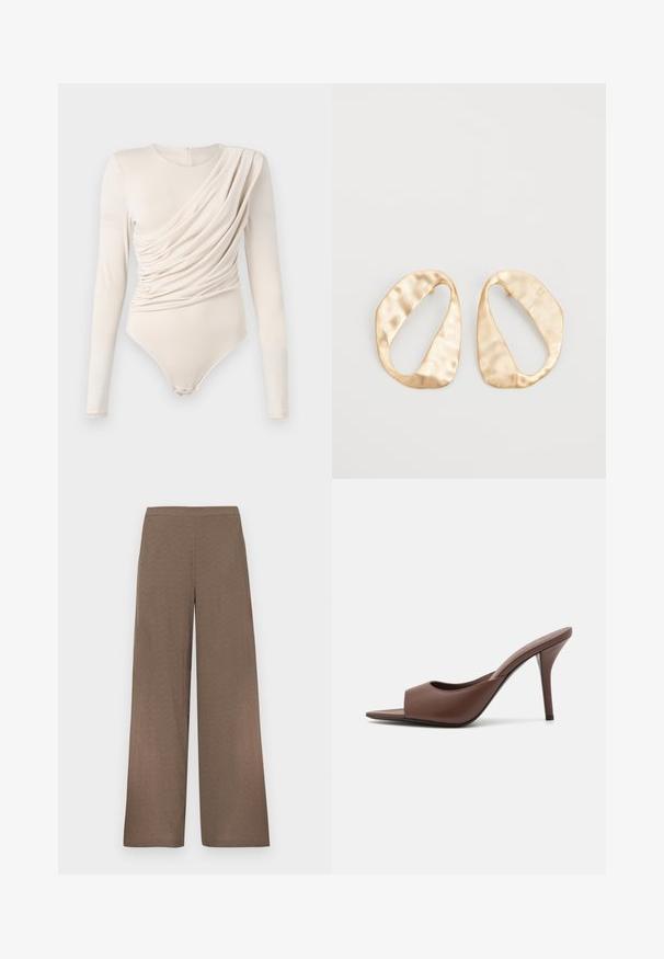 Beżowy body z długim rękawem z drapowaniem z przodu, gładka tekstura i zapięcie na napy na dole. Elegancki i dopasowany fason.; Luźne brązowe spodnie z szerokimi nogawkami, z płaskim paskiem bez widocznych kieszeni ani zapięć, prezentowane na białym tle.; Brązowe skórzane klapki na wysokim obcasie z odkrytymi palcami o eleganckim wzornictwie, z szerokim przednim paskiem i smukłym obcasem typu stiletto.; Para nieregularnych, owalnych kolczyków ze złotego metalu o teksturowanej, lekko młotkowanej powierzchni na białym tle.
