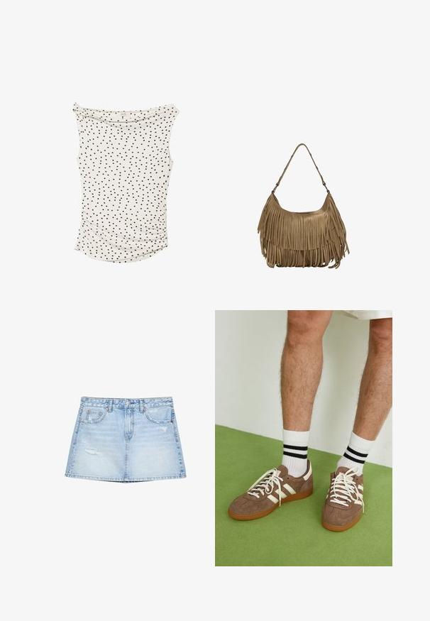 Top senza maniche color avorio con pois neri, tessuto morbido, lati arricciati e scollo drappeggiato. La parte finale del capo presenta un orlo curvo.; Gonna di jeans azzurro chiaro con taglio dritto, tasche frontali e dettagli strappati. Completata con chiusura a bottone e zip.; Sneaker in suede marrone con dettagli e lacci bianchi. Suola in gomma color gomma. Indossati con calzini bianchi con righe nere. Pavimento verde texturizzato.; Borsa a tracolla in suede marrone con lunghi dettagli in frange, forma curva e una singola tracolla. Presenta una superficie liscia e testurizzata.