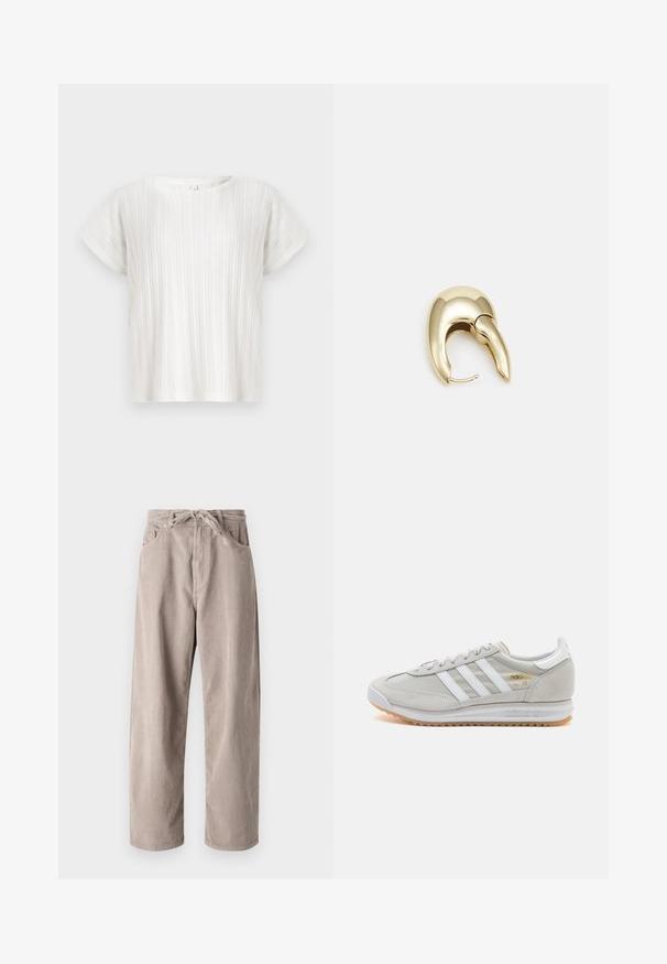 Weißes kurzärmeliges Oberteil mit vertikaler Rippstruktur und Rundhalsausschnitt. Lässige Passform. Weicher, leichter Stoff. Keine sichtbaren Verschlüsse.; Beige Cordhosen mit lockerer Passform, ausgestattet mit einem Kordelzugbund, zwei Fronttaschen und vertikal geripptem Muster.; Hellgraue Sneaker aus Wildleder und Mesh, mit drei weißen Streifen, runder Zehenpartie und einer Sohle aus Gummi. Goldenes Logo-Detail nahe der Schnürsenkel.; Ohrringe aus goldfarbenem Metall mit einem schlanken, geschwungenen Design. Sie verfügen über eine markante, spitze Form, eine polierte Oberfläche und einen Scharnierverschluss.