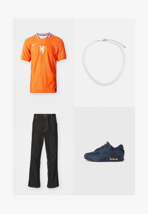 Oranžový futbalový dres s krátkym rukávom a bodkovanou textúrou, s bielym emblémom leva a viacfarebným golierom. Vyrobený z ľahkého materiálu.; Čierne denimové nohavice s voľným strihom, s kontrastným bielym prešívaním, uzáverom na gombík a rovnými nohavicami.; Námornícky modré tenisky Nike Air Max s vrchom z semišu a sieťoviny, s žltými akcentmi, šnurovaním vpredu a viditeľným vzduchovým odpružením v podrážke.; Biely perlový náhrdelník s rovnomerným guľatým tvarom, hladkým povrchom a kovovým zapínaním s predlžovacím reťazcom na nastaviteľnú dĺžku.