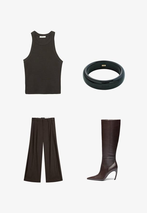 Dunkelgraues, ärmelloses Tanktop aus einem Baumwoll-Mix, mit Rundhalskragen und sauberen Kanten. Keine sichtbaren Muster oder Akzente.; Braune weit geschnittene Hose aus leichtem Stoff, mit vorderen Falten, zwei Seitentaschen und einem einzelnen Knopfverschluss.; Braune Lederkniehohe Stiefel mit spitzer Zehe und Stiletto-Absatz, die eine glatte Textur und ein minimalistisches Design aufweisen.; Schwarzes Harzarmband mit einer glatten, glänzenden Oberfläche und abgerundeten Kanten. Verfügt über ein kleines goldfarbenes "Pilgrim"-Logo im Inneren.