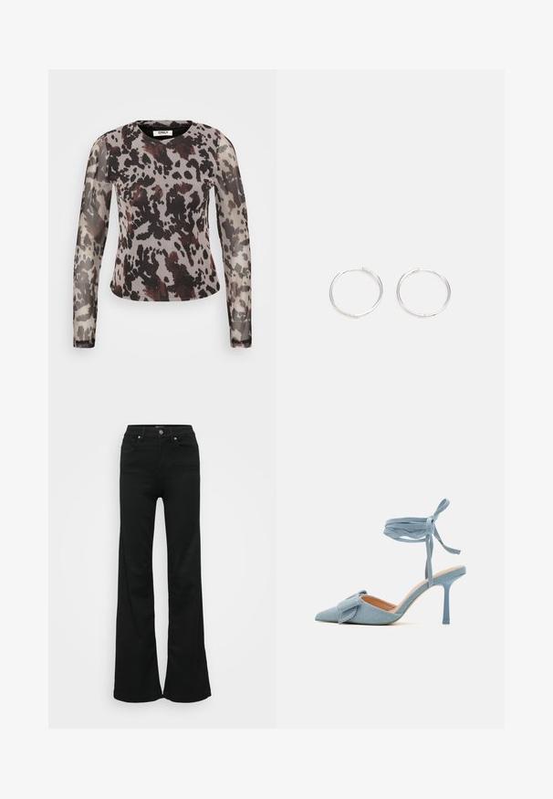 Prozirna majica dugih rukava s apstraktnim srebrnim i crnim uzorkom životinja, s burgundskim akcentima i okruglim izrezom. Mekana, lagana tkanina.; Crne široke traperice od denima, s visokim strukom, pet džepova i metalnim zatvaračem. Glatka tekstura s minimalnim detaljima.; Cipele na visokom potpetici s uskim vrhom u svijetloplavoj tkanini s teksturiranim završetkom, s naglaskom na mašnu i remenom oko gležnja za sigurnu prilagodbu.; Srebrne okrugle naušnice jednostavnog dizajna, s glatkom površinom i bez vidljivih ukrasa. Promjer nije specificiran.