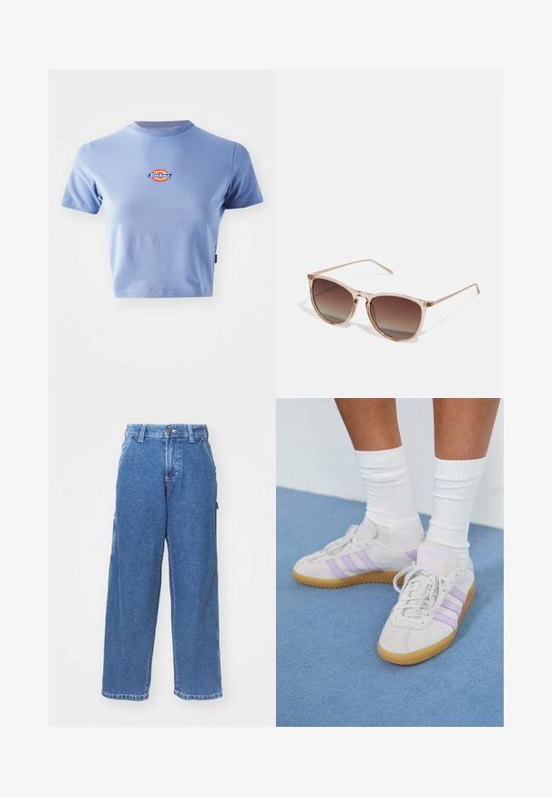 Svetlo modra kratka majica iz bombaža. Ima okrogel izrez in kratke rokave. Na prsih je večbarven okrogel logotip.; Modre široke kavbojke z visokim pasom, gumbom za zapiranje in stranskimi žepom. Oblečene z bledejšim pranjem, mehko teksturo in ravnim krojem.; Svetlosivi suedi čevlji z gumijastim podplatom, okrašeni s tremi lilasto-vijoličastimi črtami, ravne vezalke in bele rebraste nogavice. Postavljeni na modro ozadje.; Rjavi gradient sončna očala s prozornim roza okvirjem, kvadratne oblike in tankimi kovinskimi ročaji. Imajo zaobljene robove in minimalne detajle.
