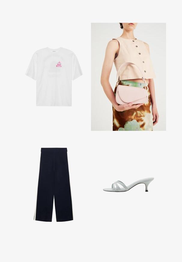 Witte katoenen T-shirt met een gecentreerde roze cupcake-afbeelding met een kers bovenop. Korte mouwen en een losse pasvorm.; Navyblauwe wijdlopende broek met hoge tailleband en witte zijkanten, plat gelegd op een witte achtergrond.; Lichtgrijze hakken met drie kruislings geplaatste banden, een slank profiel en een taps toelopende hak. Gladde textuur met een lichtglanzende afwerking.; Roze leren handtas met een gebogen klep, één schouderband en strakke lijnen. De tas vertoont een gladde textuur en een minimalistisch ontwerp.