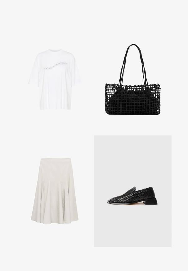 Witte T-shirt van katoen, met een decoratief zwart gespikkeld patroon over de voorkant, met korte mouwen en een ontspannende pasvorm.; Crèmekleurige uitlopende rok van een soepele stof, met plooien voor volume en een eenvoudig, onopgesmukt ontwerp.; Zwarte leren geweven instapschoen met lage blokhak en geschulpte randafwerking, weergegeven op een witte achtergrond.; Zwarte geweven handtas met een open netontwerp en twee lange handvatten. Bevat een solide zwarte binnenzak voor opbergruimte.
