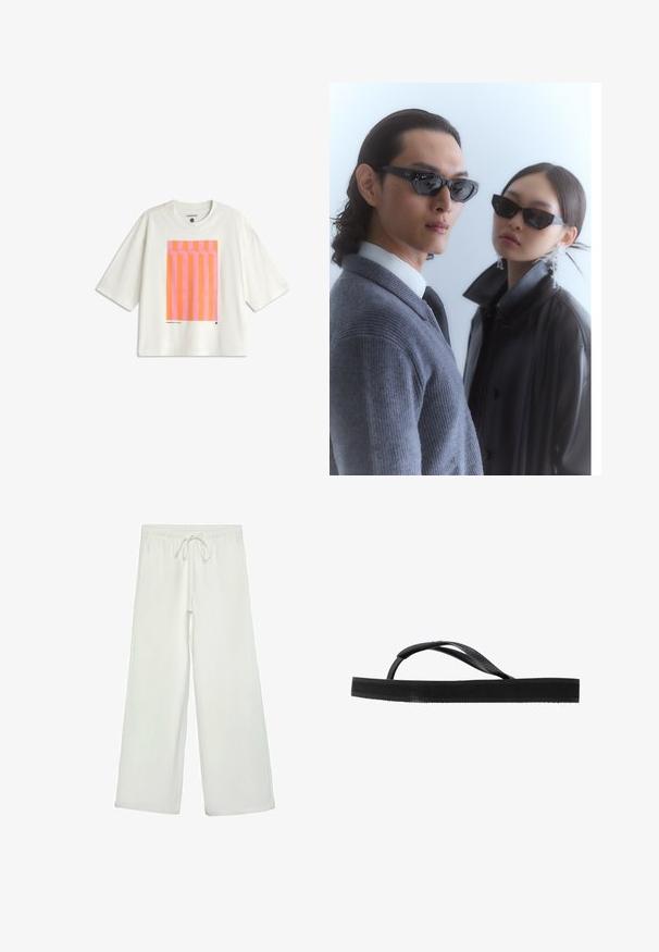 T-shirt bianco oversize in cotone, con una grafica che presenta strisce verticali rosa e arancioni sul davanti.; Pantaloni bianchi a gamba larga realizzati in un tessuto morbido. Presentano un elastico in vita con cordino e una consistenza liscia. Senza motivi visibili o accessori.; Infradito neri con una cinghia testurizzata e una suola spessa, caratterizzati da un design piatto e una finitura liscia. La suola presenta un leggero motivo antiscivolo.; Occhiali da sole con montatura nera angolare indossati da un modello con un maglione grigio, che mette in mostra un tessuto a maglia testurizzato e una giacca di pelle nera indossata da un altro modello.; Borsa con zip di colore blu scuro, realizzata in materiale lucido, con una superficie liscia e un marchio discreto sul fronte. Design compatto e versatile.