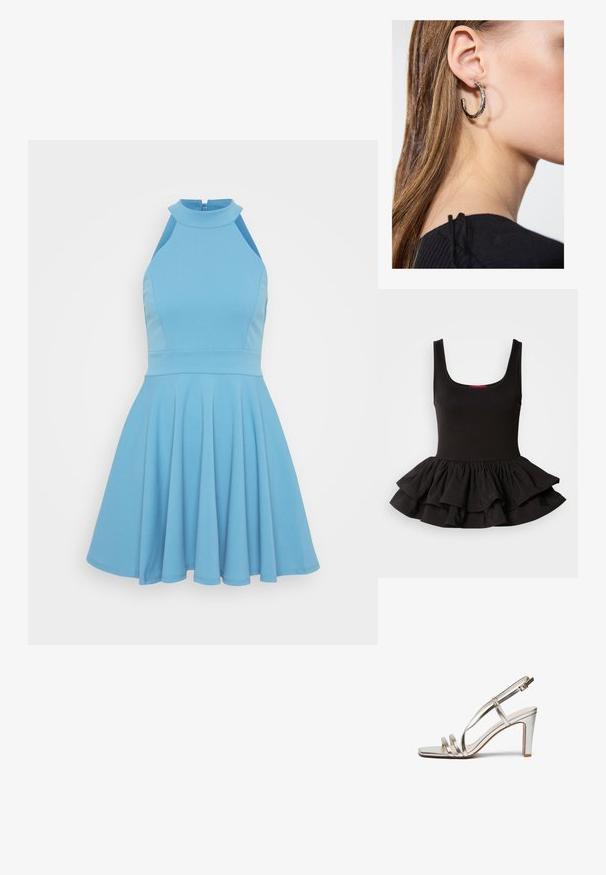 Svart ärmlös topp i stretchigt tyg, med en åtsittande kjol och en volangliknande peplumkant med lagerdesign. Slät textur.; Ljust blå ärmlös klänning med hög halsringning, figurnära kropp och utsvängd kjol. Tillverkad av ett slätt tyg med veckad design.; Metallisk silver högklackad sandal med öppen tå, med tre tunna remmar över foten och en ankelslinga med spänne.; Gyllene metallisk kuvertväska med en slät yta, försedd med en triangulär flikstängning. Den hand som håller den har välvårdade naglar.; Silverörhänge med polerad yta, med små detaljer i guld och rund form, bärs på loben.