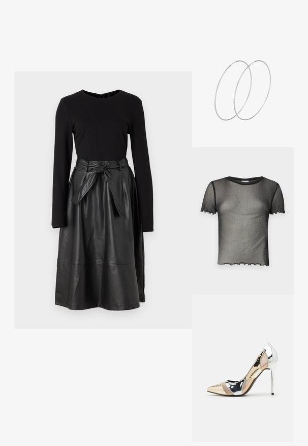 Černý průsvitný top vyrobený z jemného, třpytivého materiálu. Má krátké rukávy a vroubkovaný lem. Lehký a přiléhavý design.; Černý dlouhý rukáv top doplněný černou sukní z umělé kůže s uvázaným páskem a hladkým, lesklým povrchem.; Lodička s špičatou špičkou a kombinací stříbrné, zlaté a tělové barvy. Lesklý povrch s vykrojeným designem, s jehlovým podpatkem.; Stříbrná kovová taška s měkkým, zaobleným tvarem a uzávěrem s uzlem. Vyrobena z hladké umělé kůže.; Stříbrné kruhové náušnice s minimalistickým designem. Kruh, hladký povrch a tenký profil. Lehká konstrukce s lesklým povrchem.
