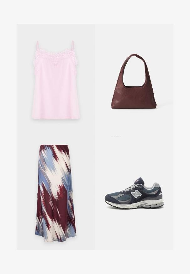 Roze top met verstelbare bandjes, voorzien van een delicate kantafwerking langs de halslijn en een gladde, zachte stoftekstuur.; Lange rok met een diagonaal tie-dye patroon in bordeauxrood, blauw en crème, gemaakt van zachte stof met een vloeiende silhouet en een lichte glans.; New Balance sneakers met een marineblauwe mesh en suede bovenkant, grijze accenten, wit logo, gevoerde zool en gestructureerde details.; Bordeaux leren handtas met een driehoekige vorm, open bovenkant en vlechtwerk langs de handgreep. Soepele textuur met een matte afwerking.