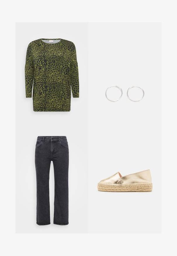 Leopárdmintás, hosszú ujjú felső, zöld háttérrel és fekete foltokkal. Kerek nyakkivágás és puha szövet textúra, laza szabással.; Fekete farmernadrág egyenes szabással, öt zsebbel és gombos záródással. Az anyag kissé kopottas textúrájú és strapabíró varrással készült.; Aranyfémes espadrille zárt orral és fonott juta talppal. Sima textúra, egyszerű, letisztult dizájn. Minimális részletezés.; Ezüst karika fülbevalók, letisztult, kerek formával, sima felülettel és látható díszítés nélkül. A átmérő nem megadott.