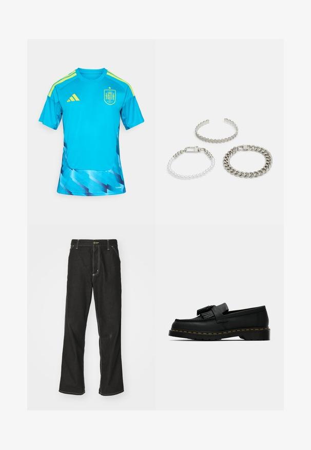 Tyrkysový športový dres so žltými akcentmi, s geometrickým vzorom na spodnej polovici a španielskym národným emblémom na hrudi.; Čierne denimové nohavice s voľným strihom, s kontrastným bielym prešívaním, uzáverom na gombík a rovnými nohavicami.; Čierne kožené mokasíny s strapcami, žltým prešitím pozdĺž podrážky a hrubou, vrúbkovanou gumovou podrážkou.; Trie náramky: strieborný náramok s cik-cak hranami, náramok s bielymi a striebornými korálkami a robustný kovový náramok s uzáverom.