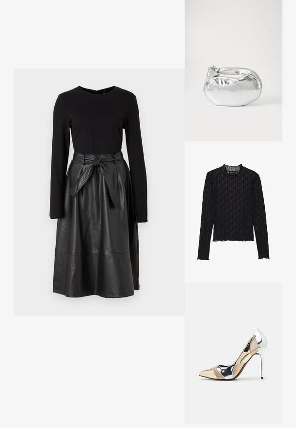 Schwarzes Langarmoberteil mit transparenter gerippter Struktur, versehen mit einem Rüschen-Mock-Neck und einem kurzen Saum.; Schwarzes Langarmoberteil kombiniert mit einem schwarzen Rock aus Kunstleder, der über einen gebundenen Bund und eine glatte, glänzende Textur verfügt.; Spitz zulaufender High-Heel-Schuh in einer Farbgestaltung aus Silber, Gold und Nude. Glänzende Oberfläche mit Ausschnittdesign und stiletto Absatz.; Silberne metallic Pouch-Tasche mit einer sanften, abgerundeten Form und einem geknoteten Verschluss oben. Hergestellt aus glattem Kunstleder.